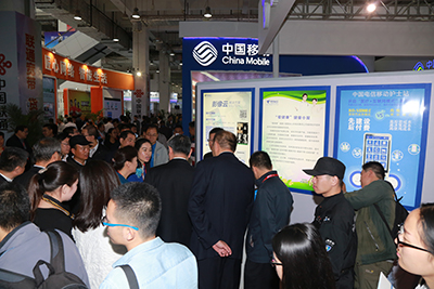 天坦移動(dòng)醫(yī)、護(hù)亮相信博會(huì)，展臺(tái)前人頭攢動(dòng)