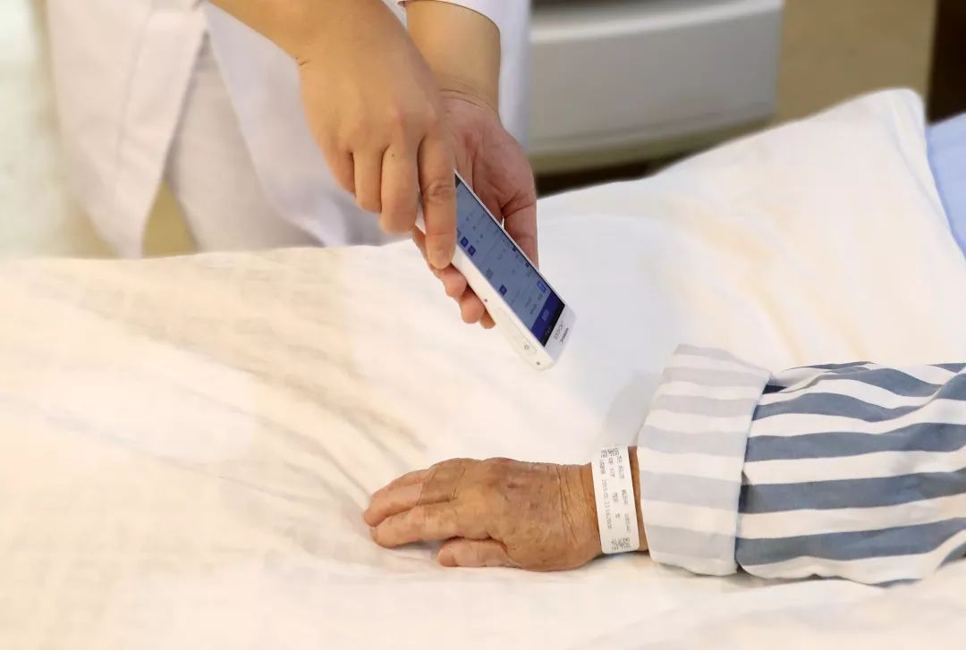 首發(fā)丨走進智慧病房，用科技托起生命的重量